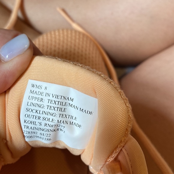 Women’s tennis shoes - Picture 2 of 5